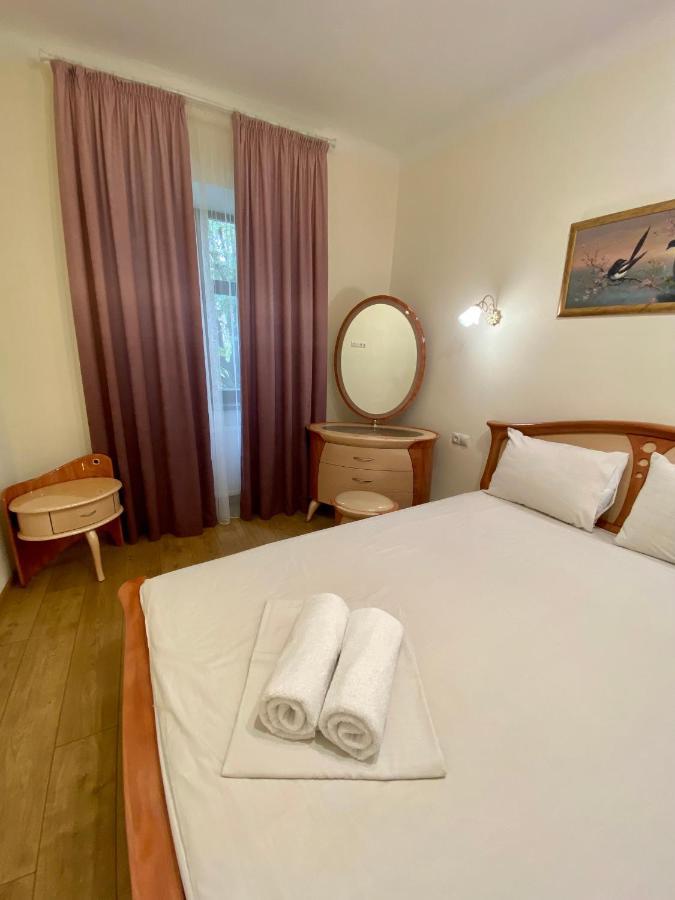 Yaroslav Osmomysl Square Apartments Lviv Luaran gambar