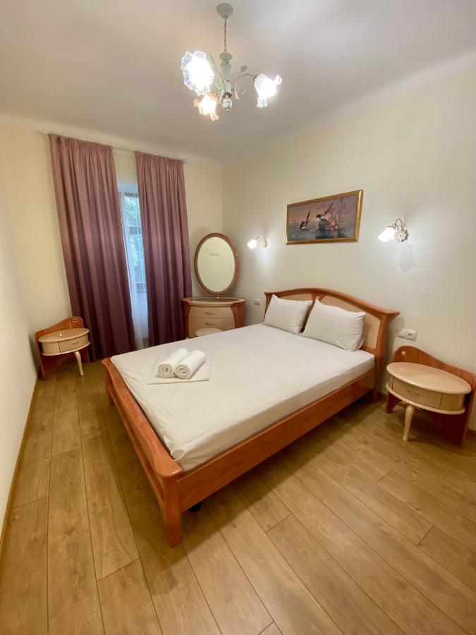 Yaroslav Osmomysl Square Apartments Lviv Luaran gambar