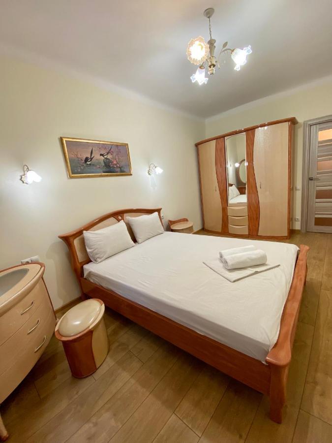 Yaroslav Osmomysl Square Apartments Lviv Luaran gambar