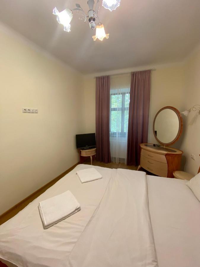Yaroslav Osmomysl Square Apartments Lviv Luaran gambar